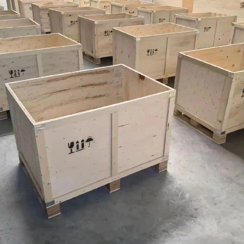 Heavy-duty reinforced wooden export crates used for packaging modular aluminum pergolas, optimized for safe global shipping and wholesale e-commerce distribution.